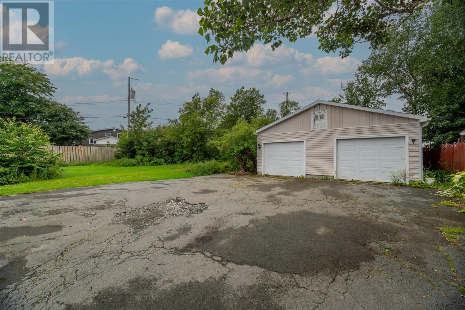26 Lloyd Crescent Property Photo 5