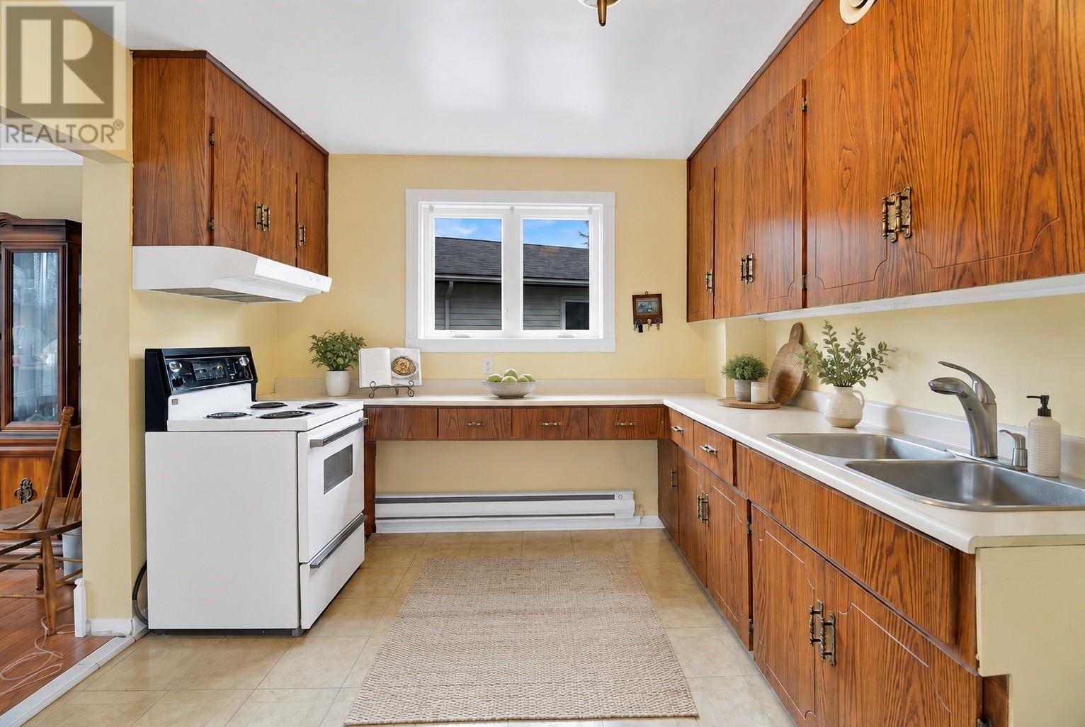 26 Lloyd Crescent Property Photo 6