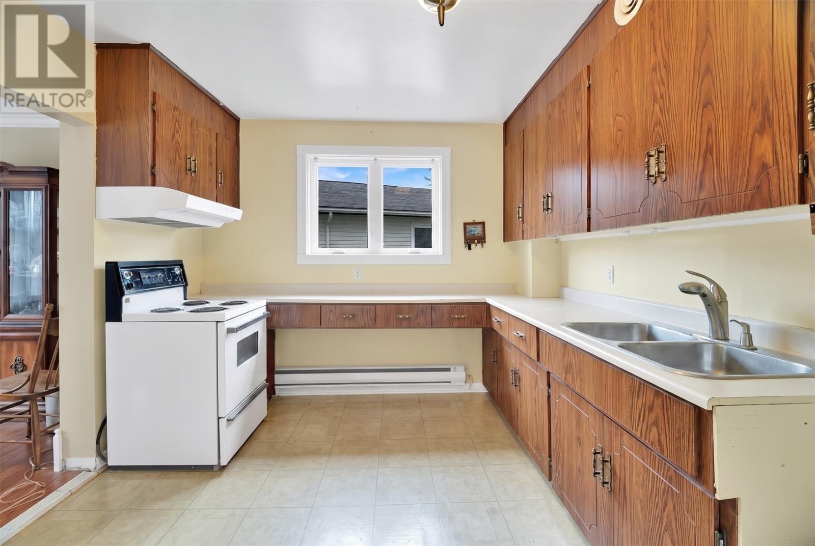 26 Lloyd Crescent Property Photo 7