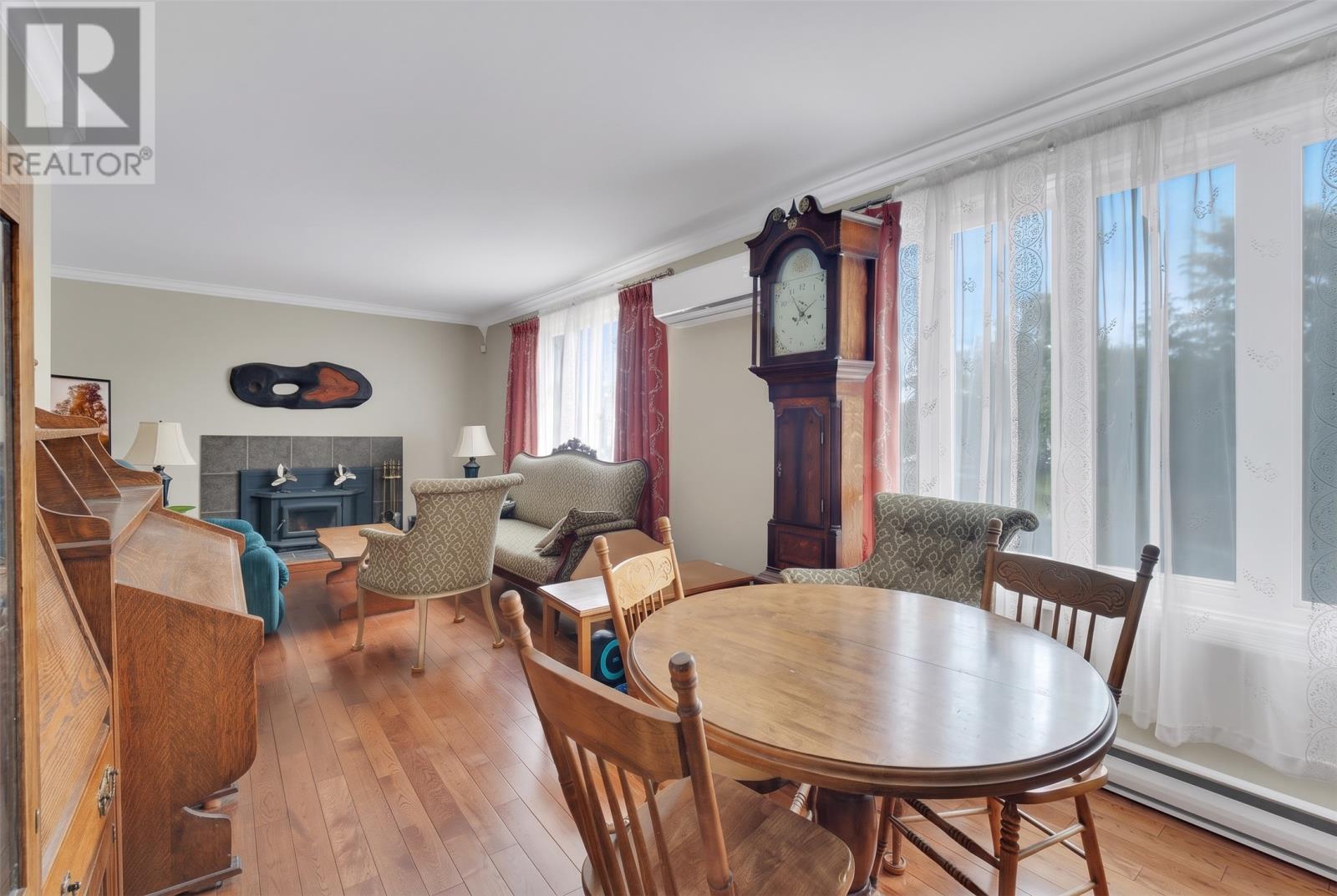 26 Lloyd Crescent Property Photo 9