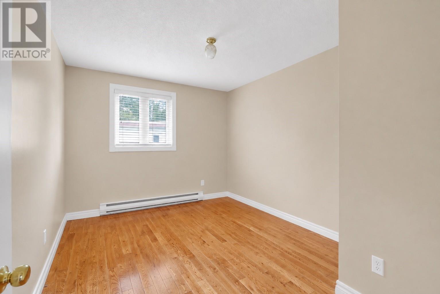 26 Lloyd Crescent Property Photo 12