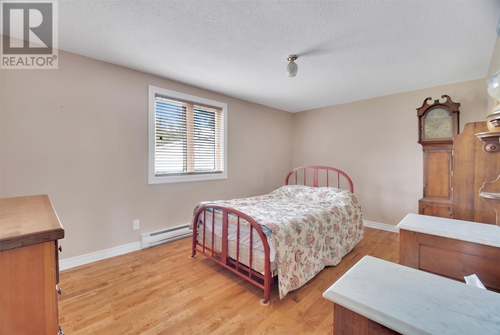 26 Lloyd Crescent Property Photo 15