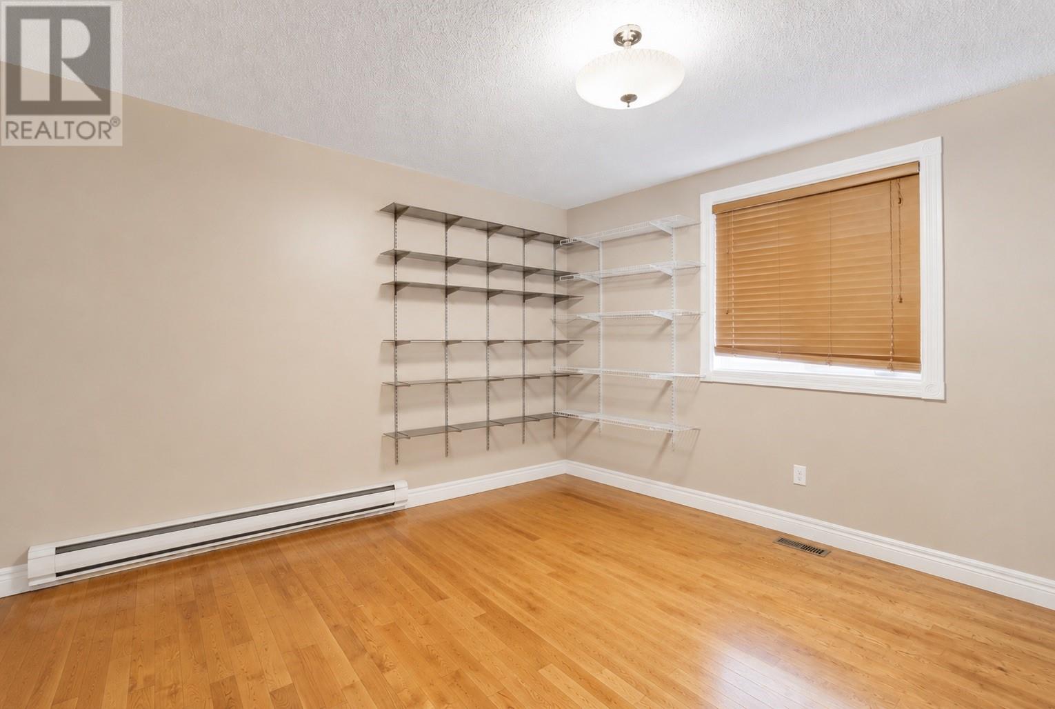 26 Lloyd Crescent Property Photo 16
