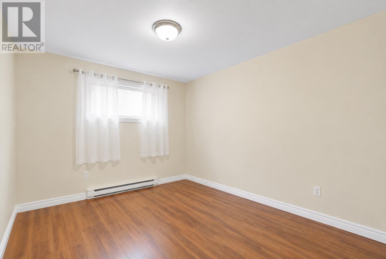 26 Lloyd Crescent Property Photo 22