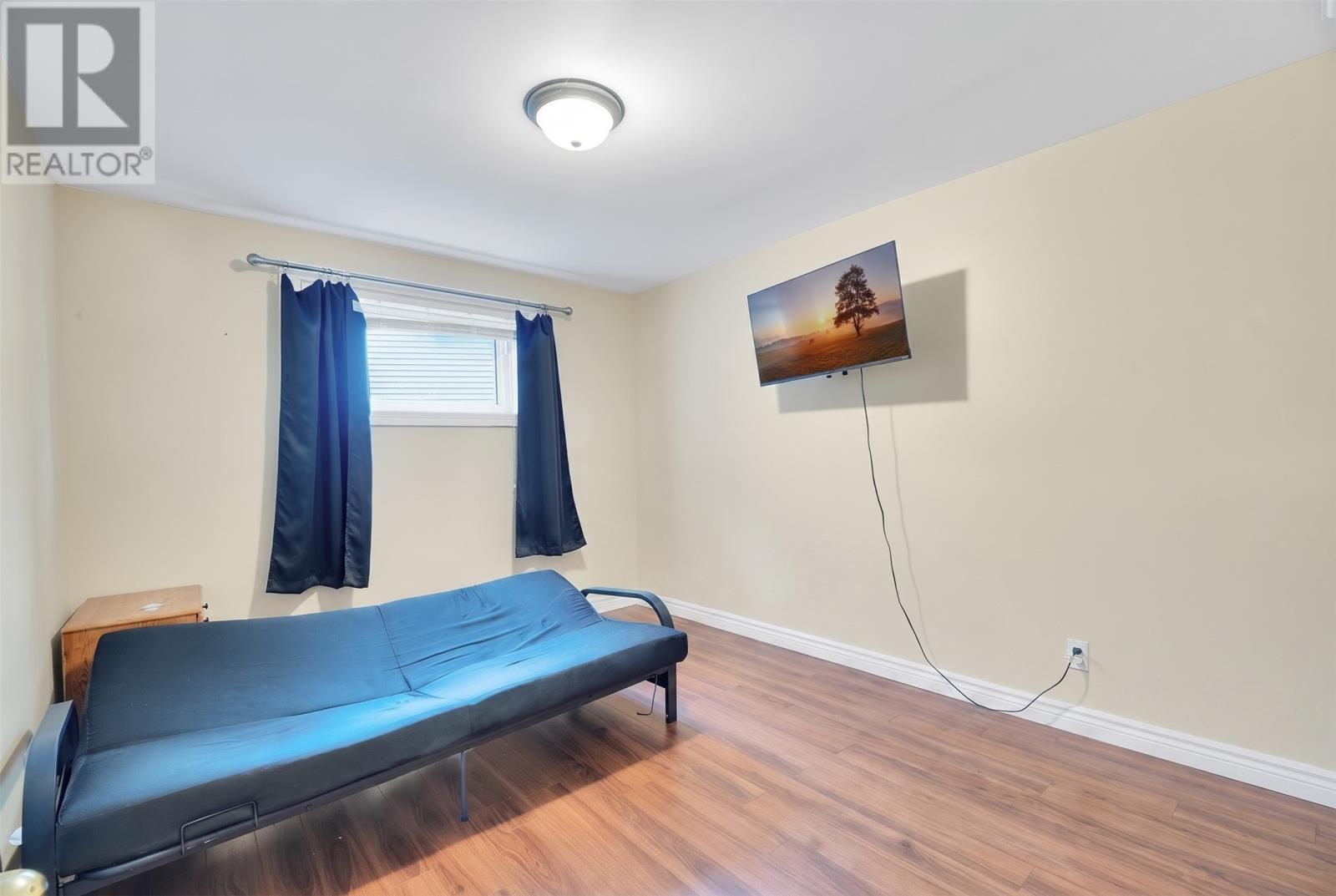 26 Lloyd Crescent Property Photo 23