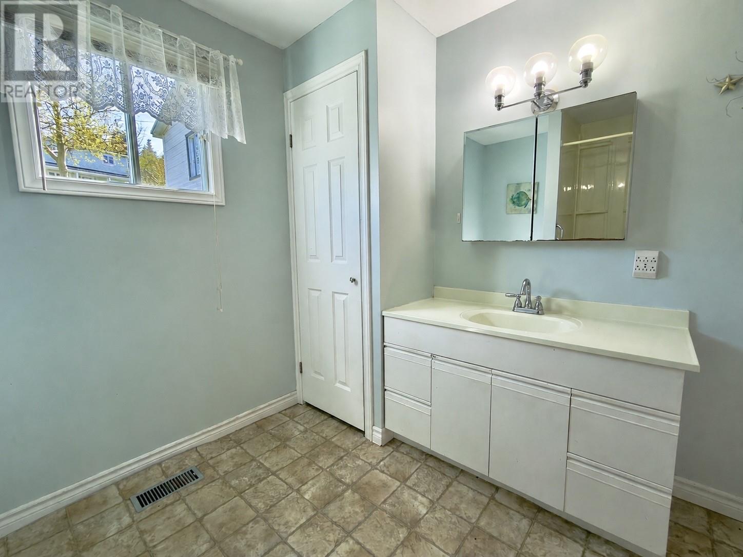 5 Whalen's Way Property Photo 13