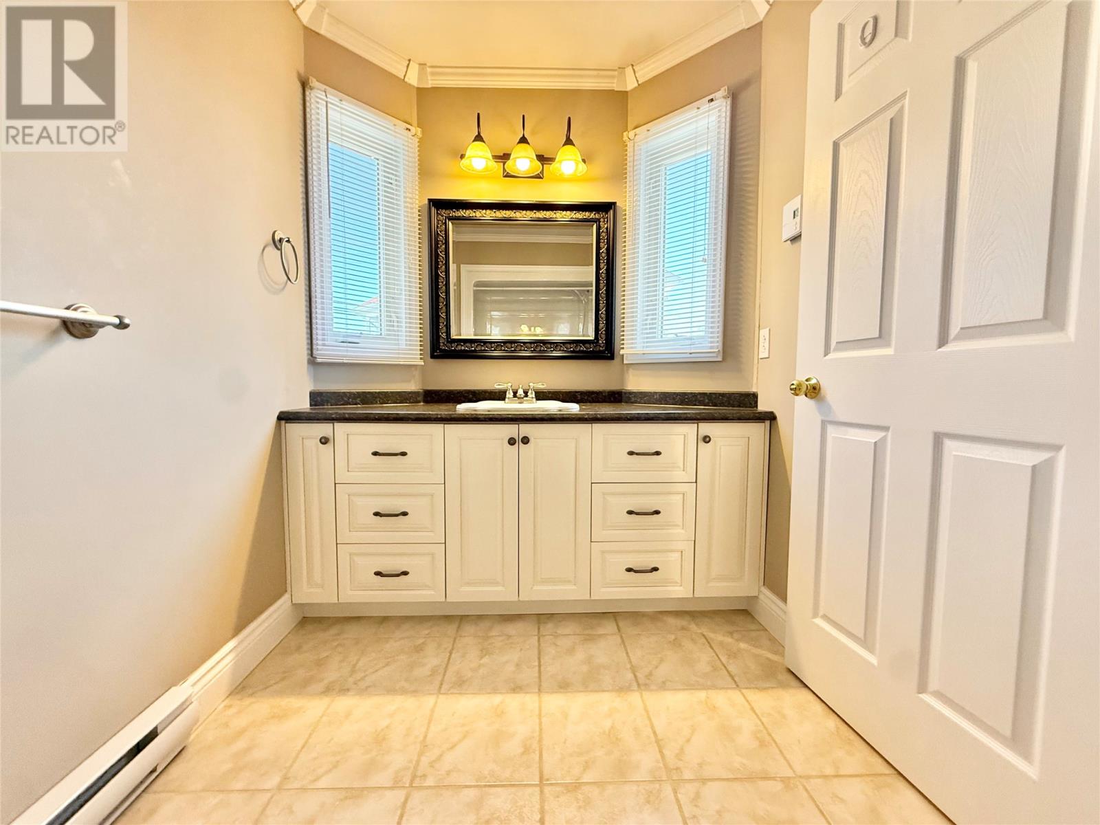 8 Harmsworth Drive Property Photo 36
