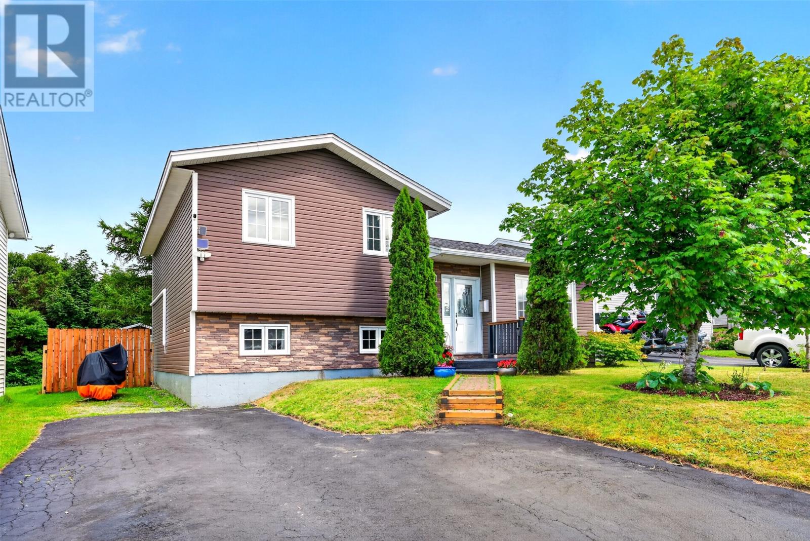 12 Leger Crescent Property Photo 1