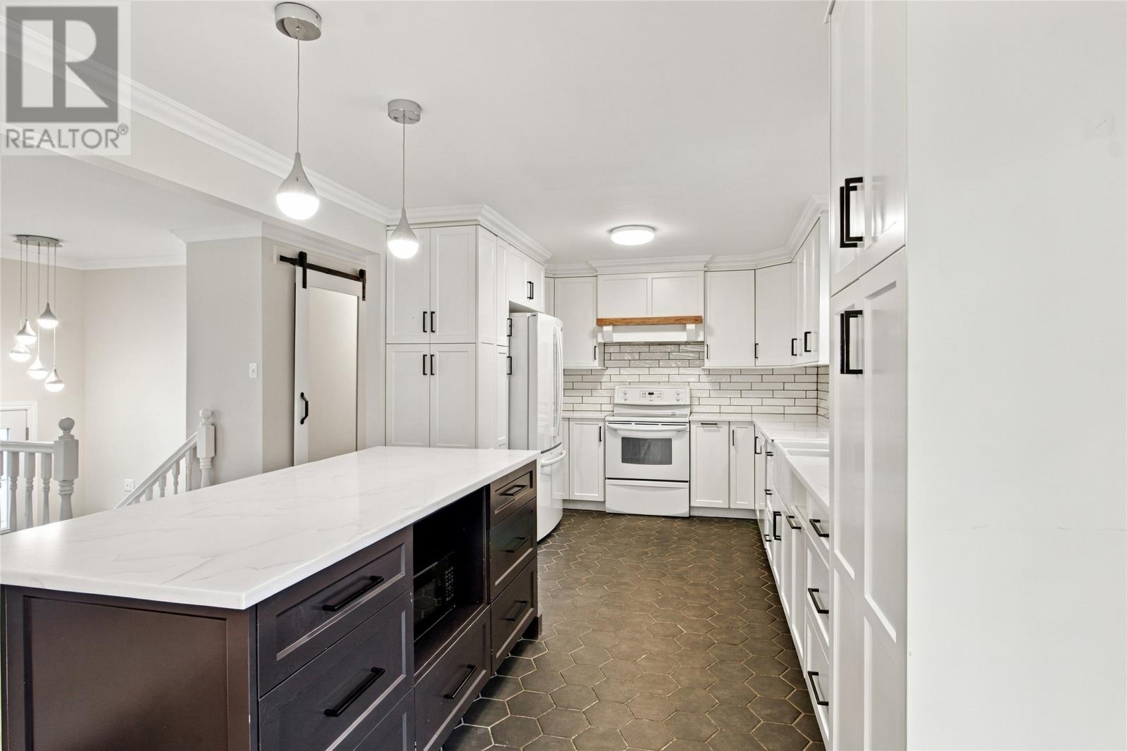 98 Rickenbacker Road Property Photo 7