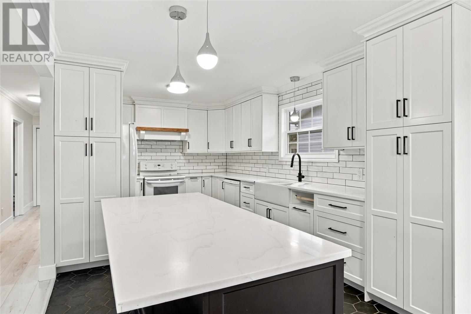 98 Rickenbacker Road Property Photo 8