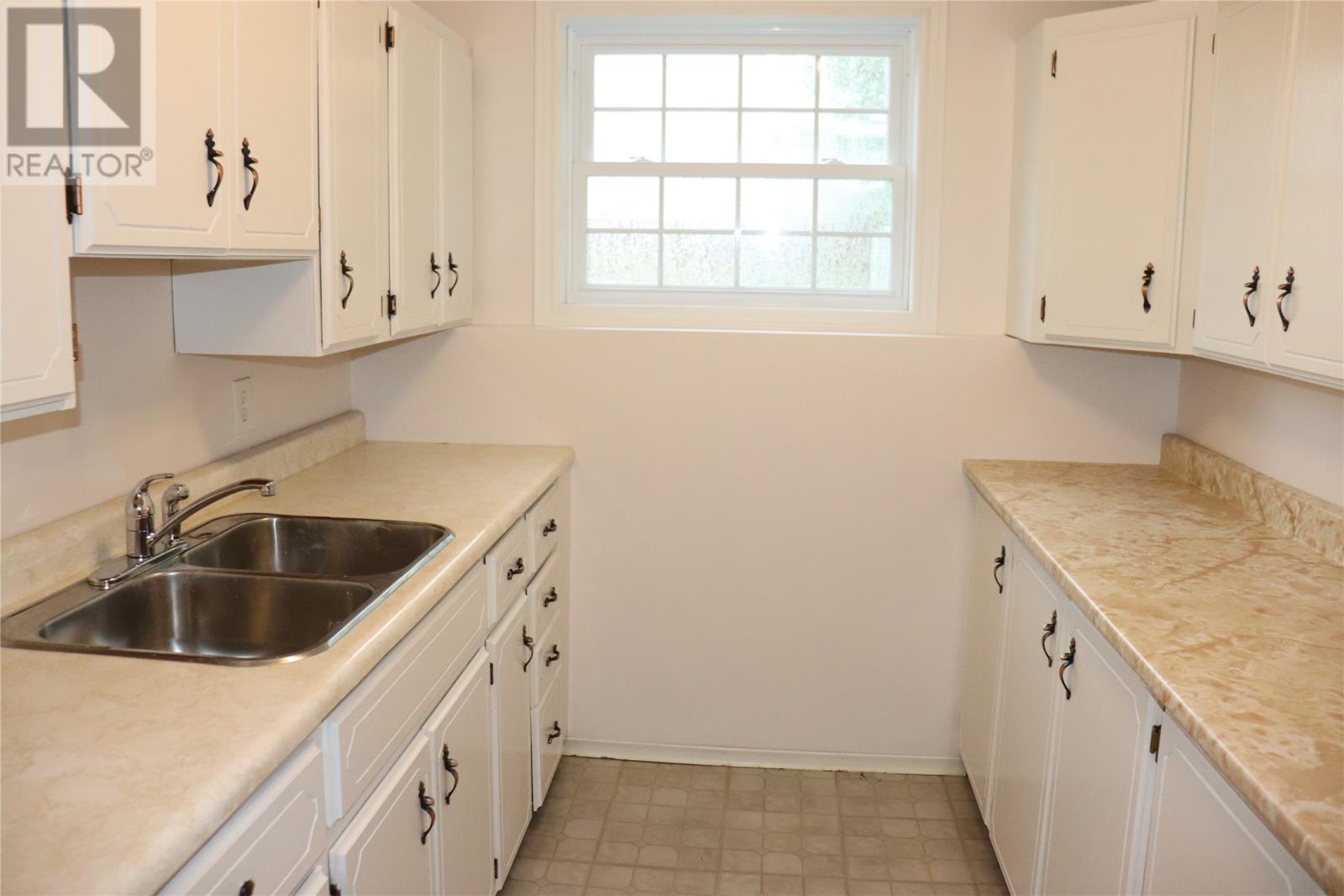 96 Colonial Avenue Property Photo 25