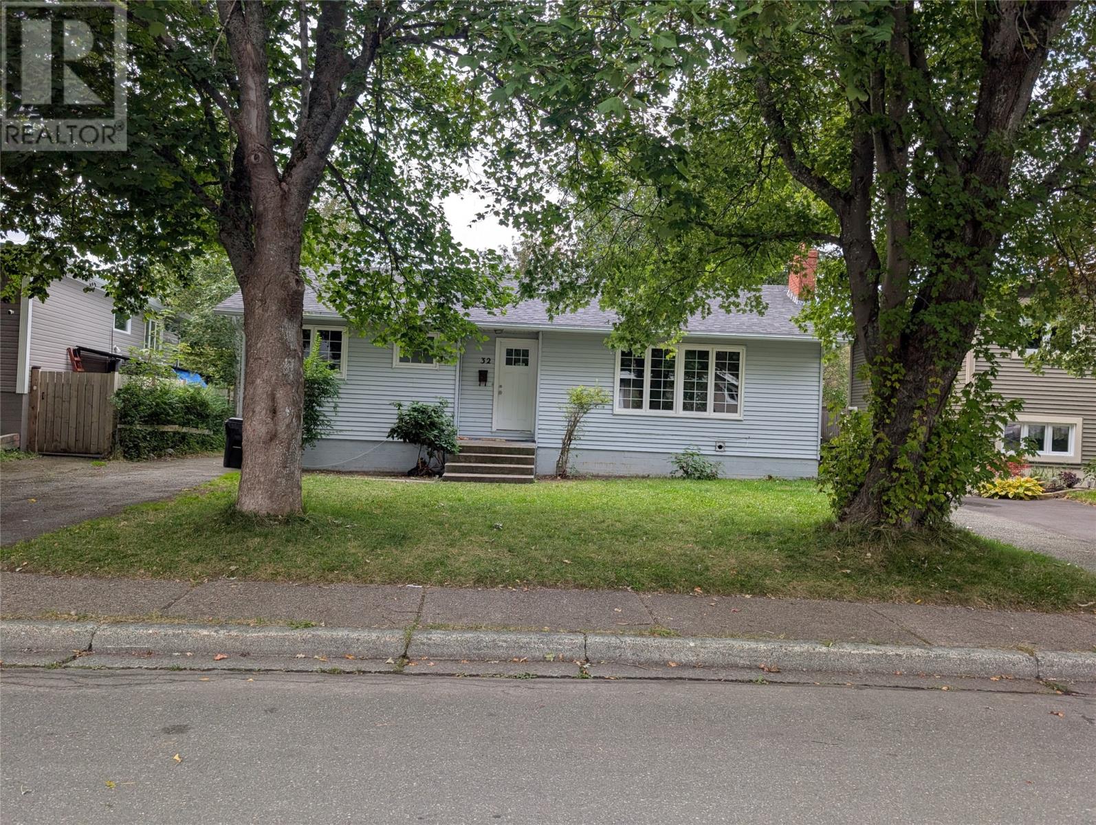 32 DUNDAS Street