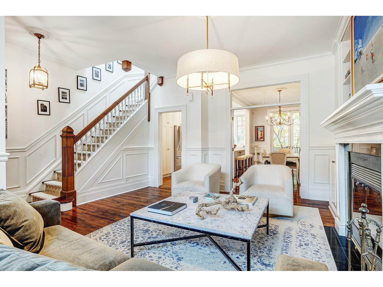 70 Av. Columbia