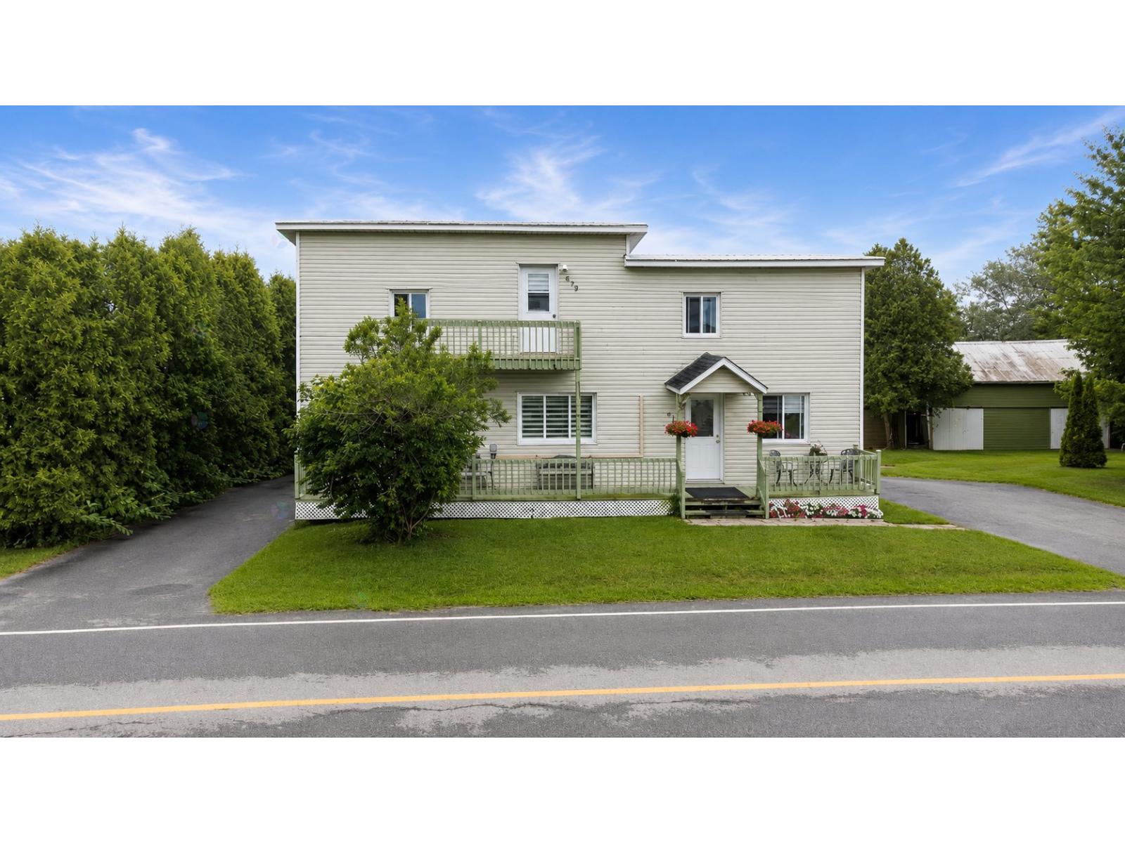 679-679A Ch. Du Fleuve