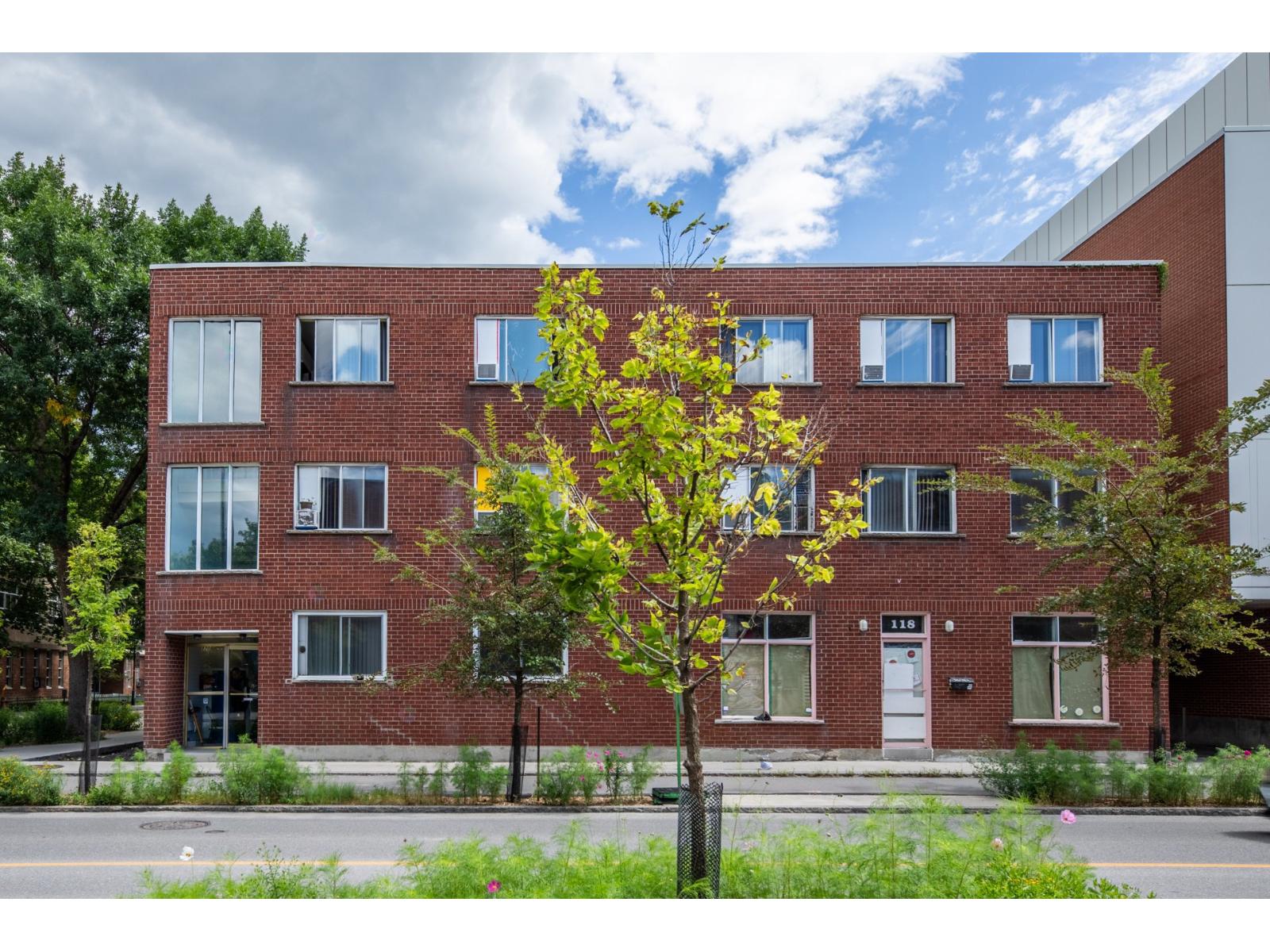 118-120 Av. Des Pins E. Property Photo 1