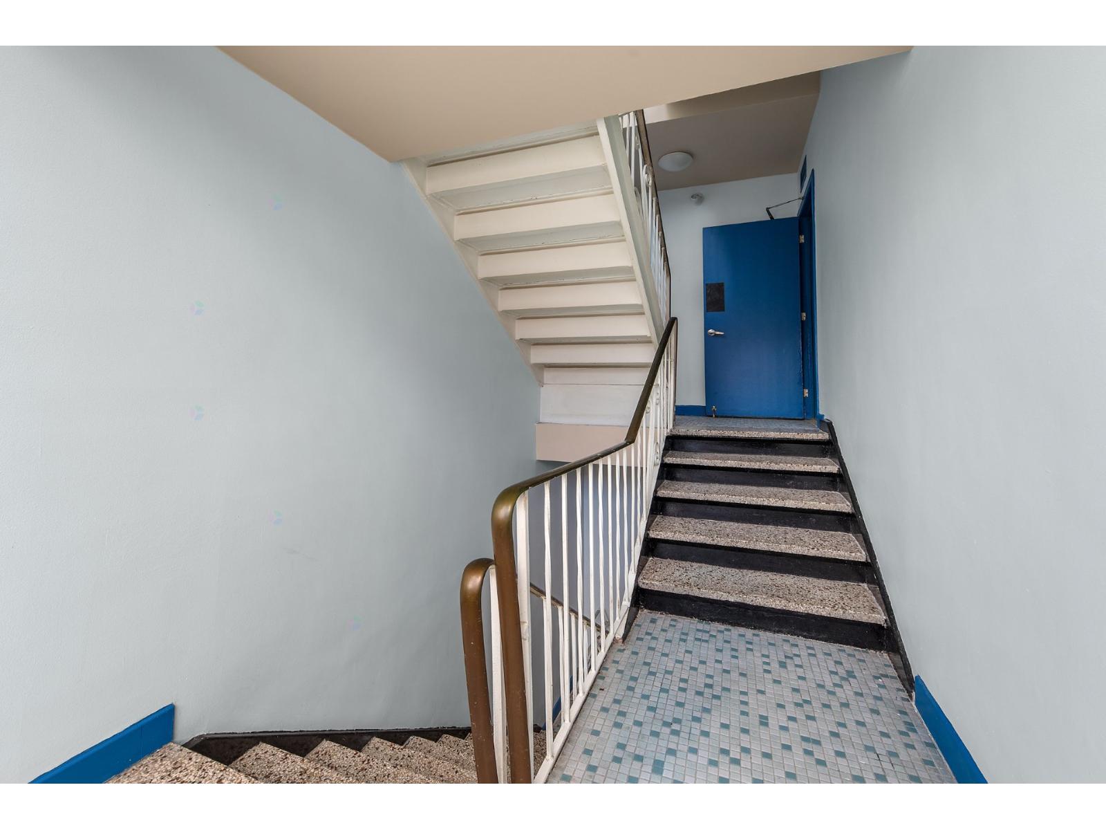 118-120 Av. Des Pins E. Property Photo 3