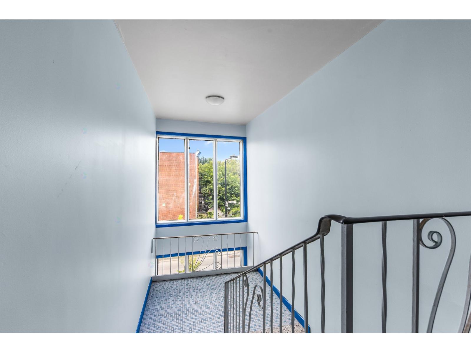 118-120 Av. Des Pins E. Property Photo 5