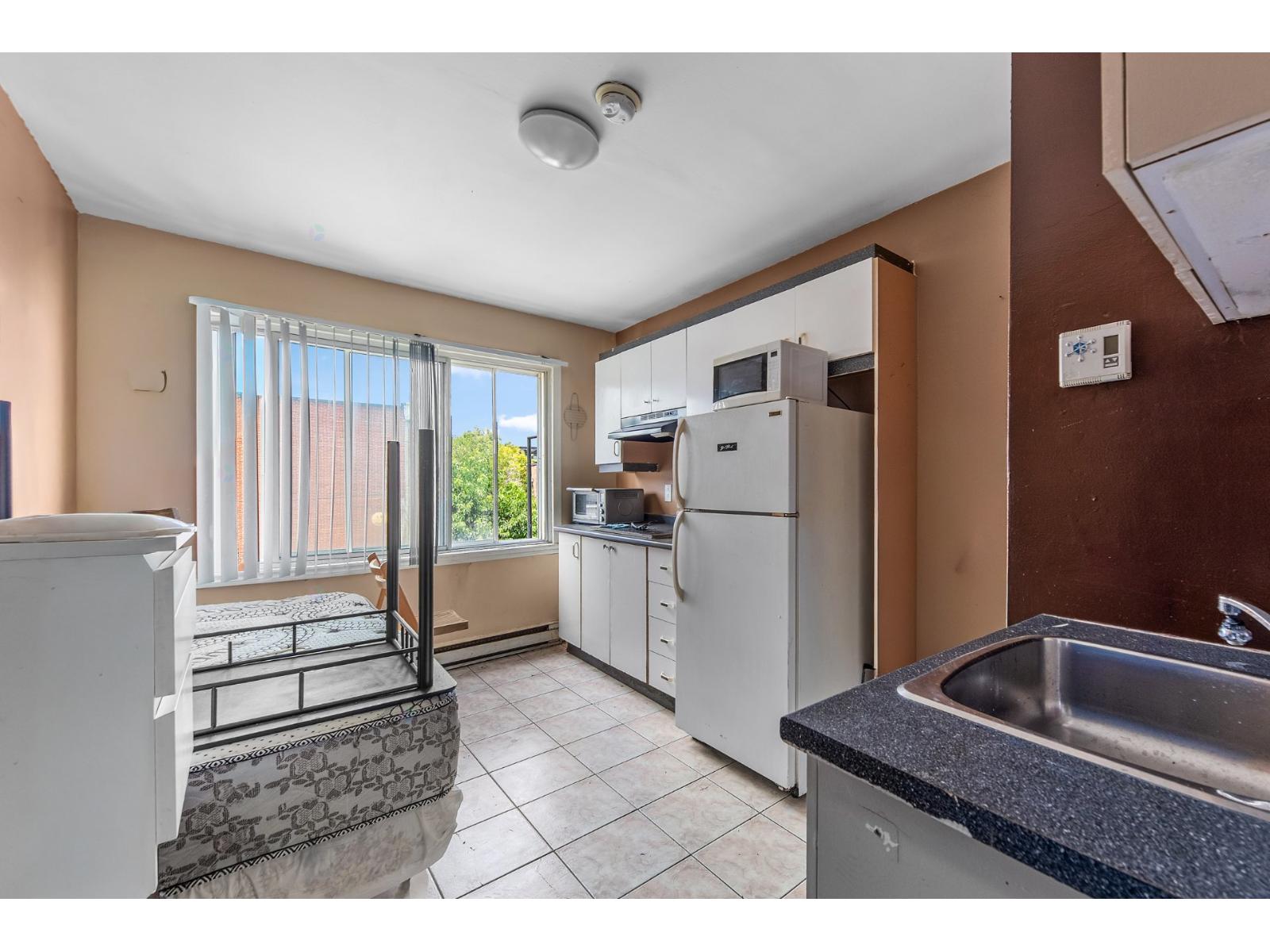 118-120 Av. Des Pins E. Property Photo 6