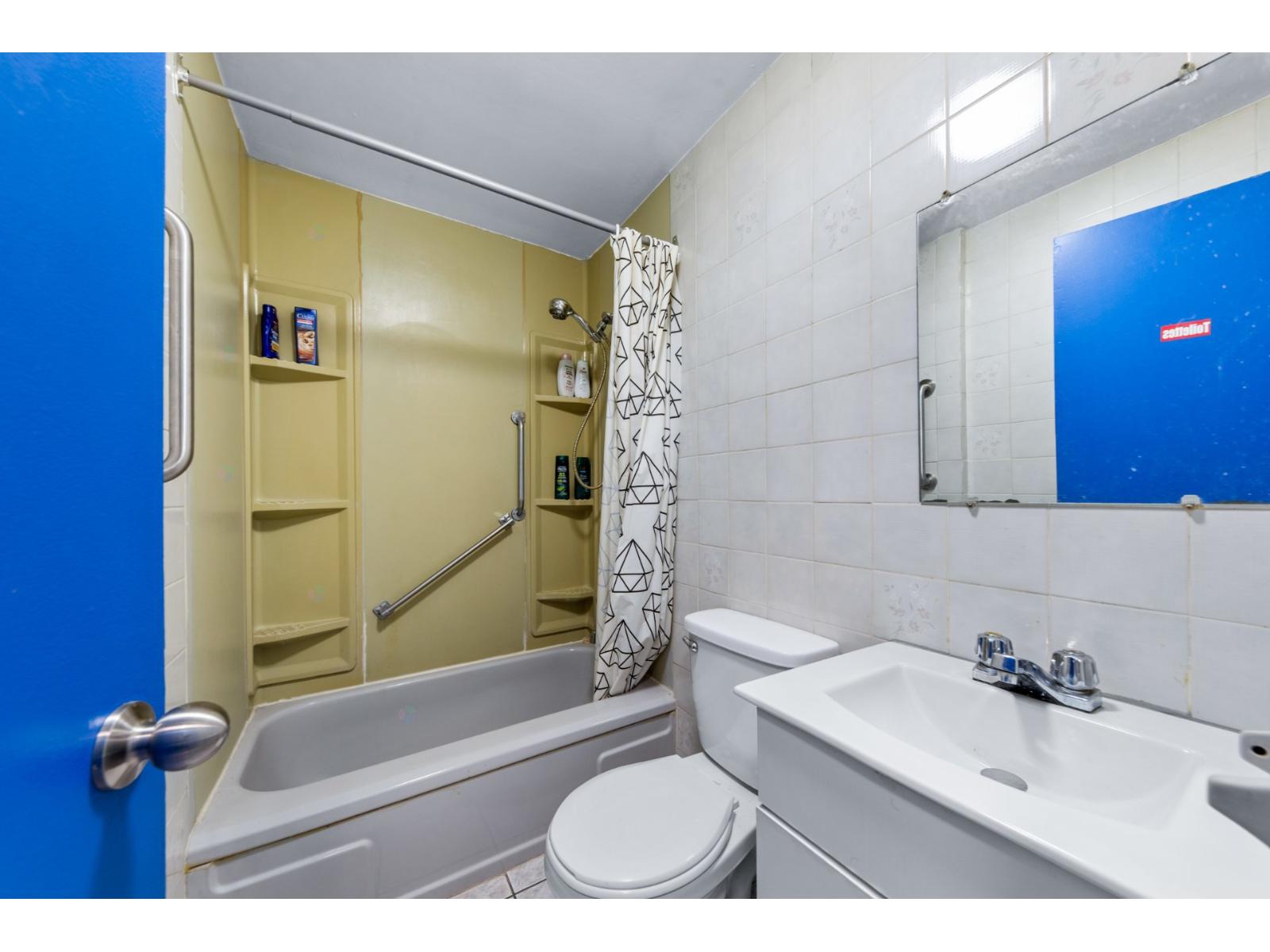 118-120 Av. Des Pins E. Property Photo 8