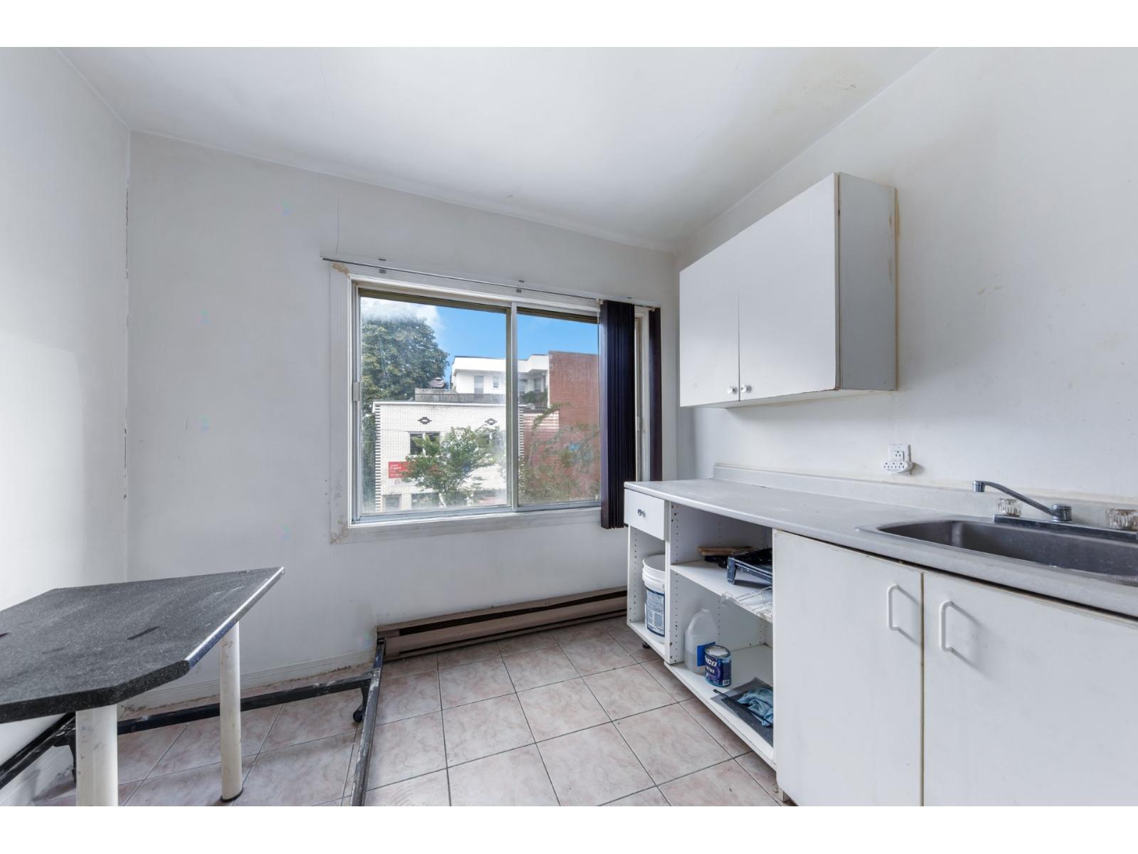 118-120 Av. Des Pins E. Property Photo 9