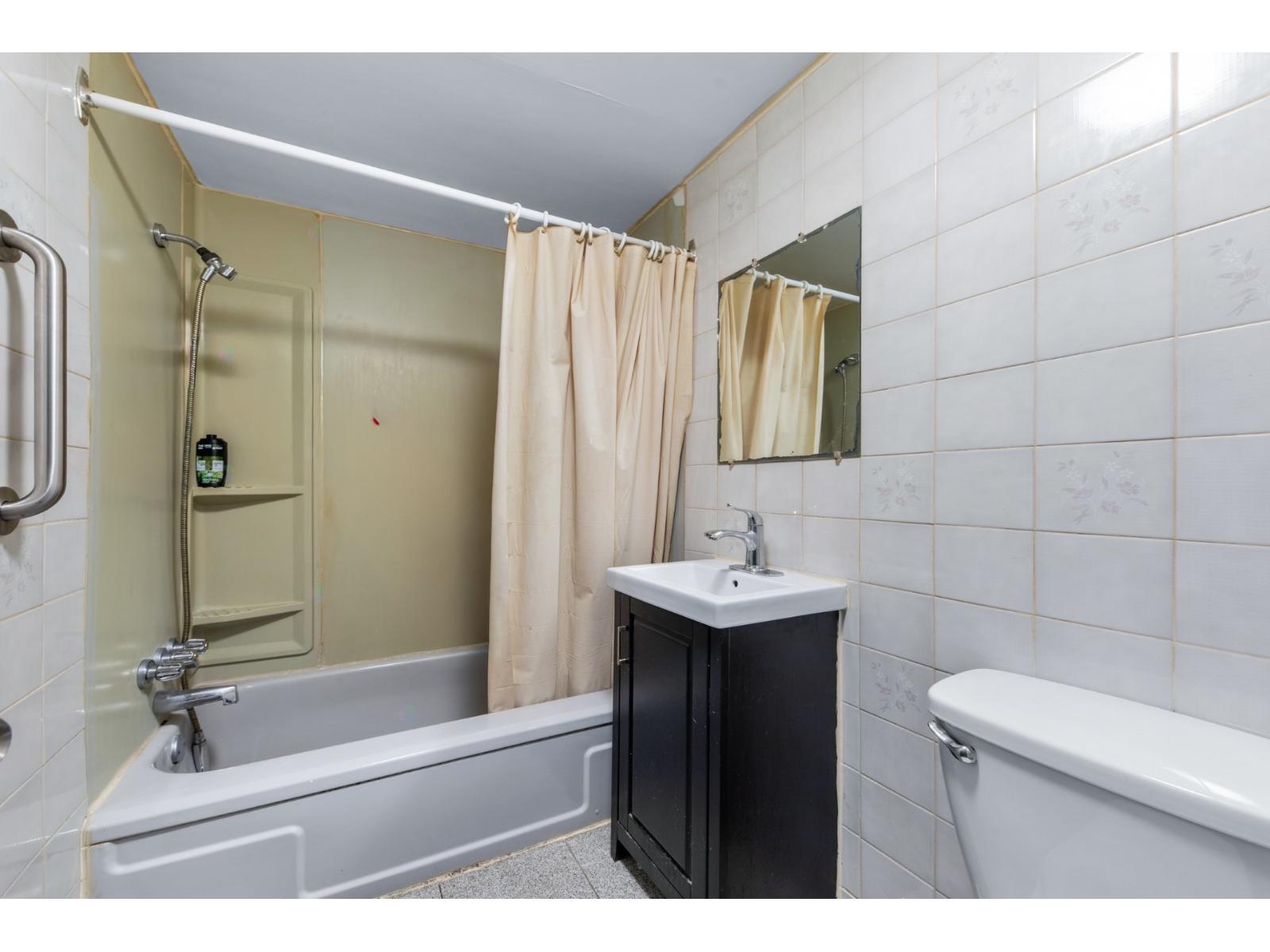 118-120 Av. Des Pins E. Property Photo 10