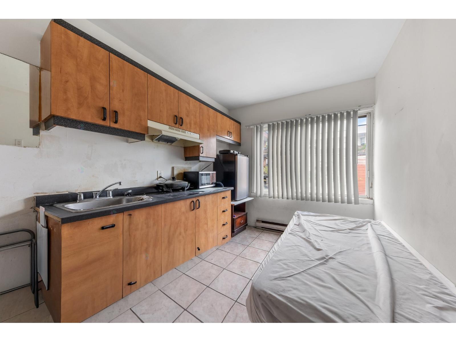 118-120 Av. Des Pins E. Property Photo 11