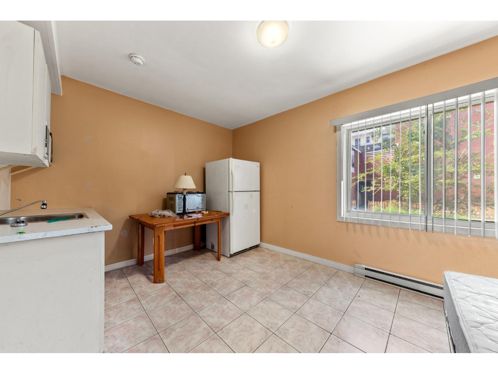 118-120 Av. Des Pins E. Property Photo 13