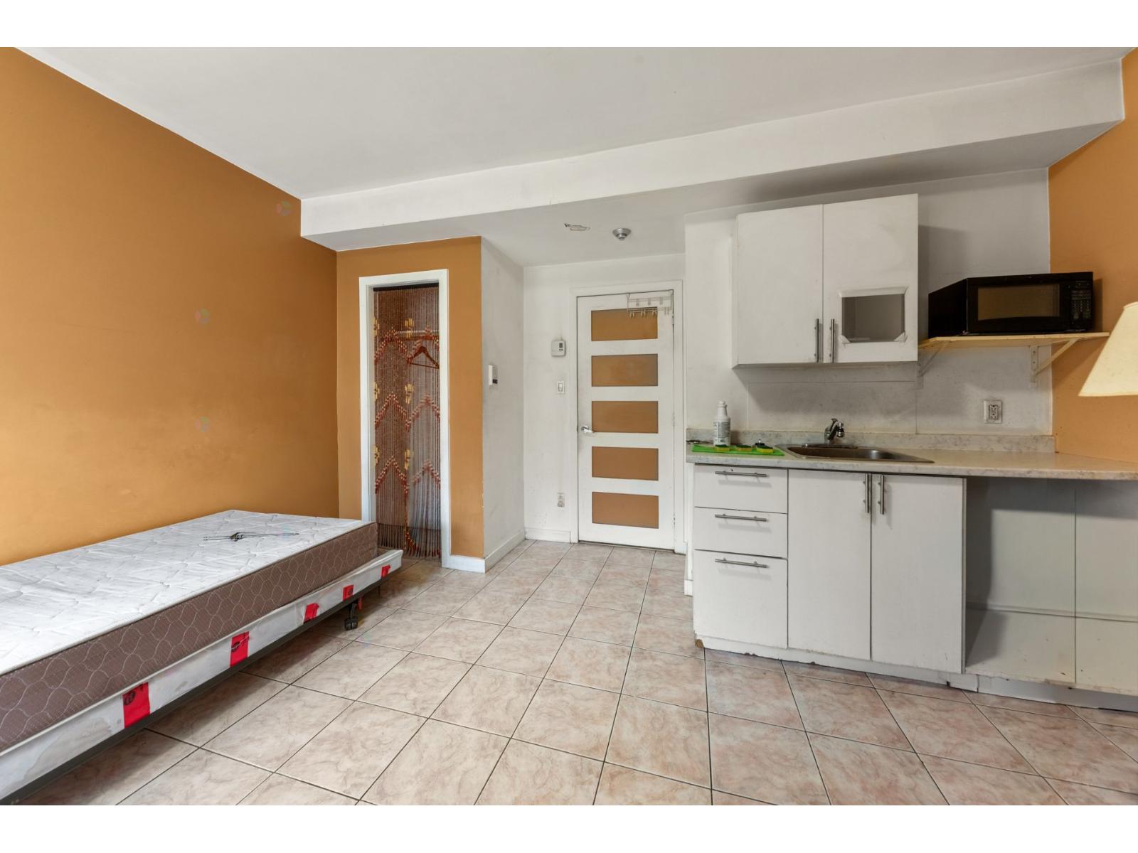 118-120 Av. Des Pins E. Property Photo 14