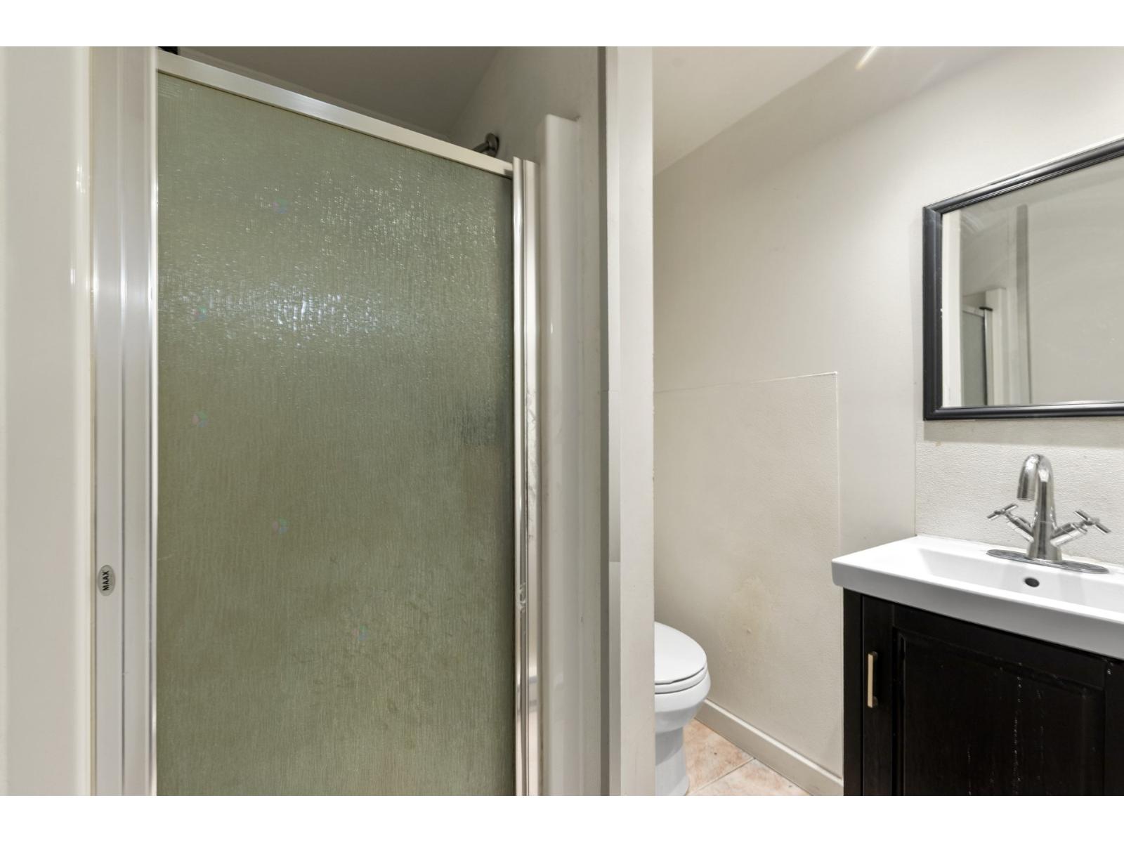 118-120 Av. Des Pins E. Property Photo 15