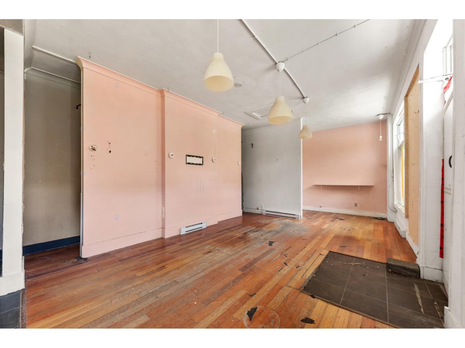 118-120 Av. Des Pins E. Property Photo 16