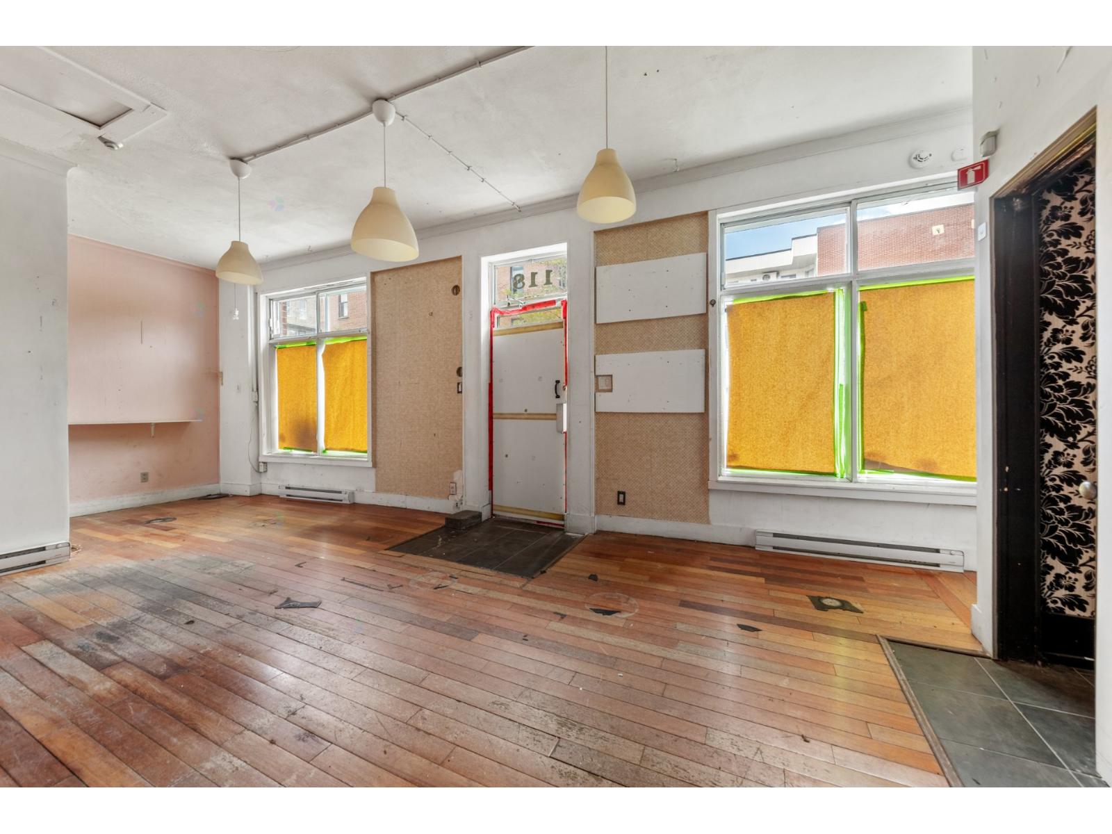 118-120 Av. Des Pins E. Property Photo 17