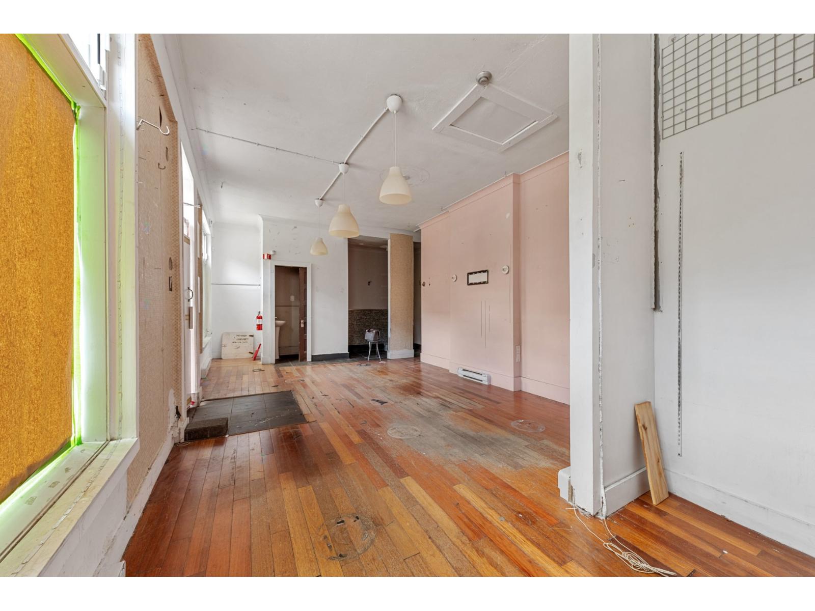 118-120 Av. Des Pins E. Property Photo 18