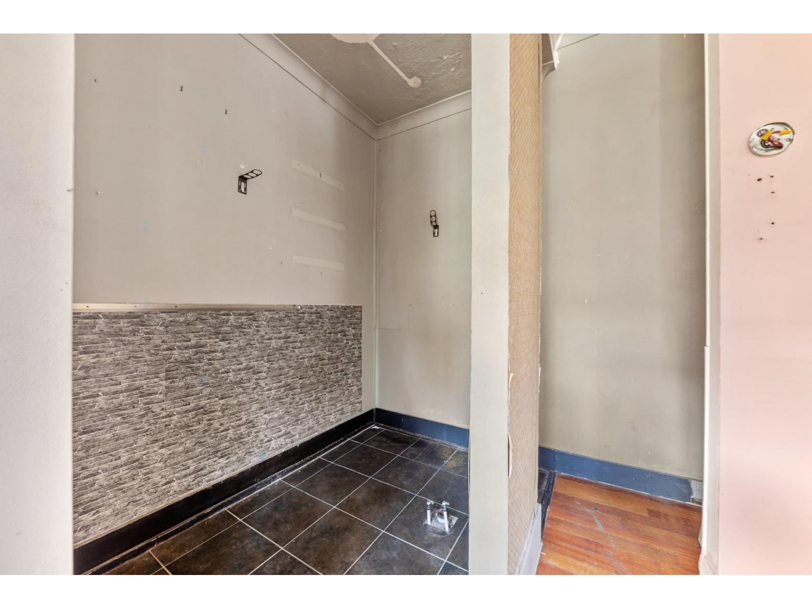 118-120 Av. Des Pins E. Property Photo 19