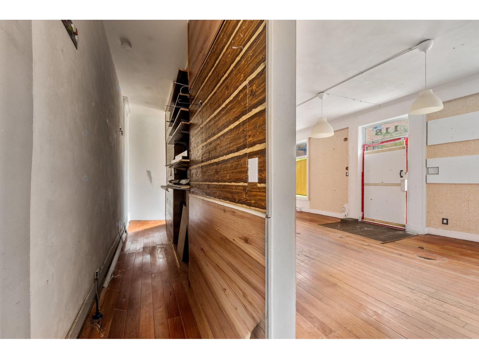 118-120 Av. Des Pins E. Property Photo 21