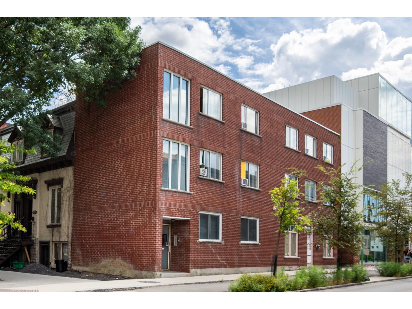 118-120 Av. Des Pins E. Property Photo 22