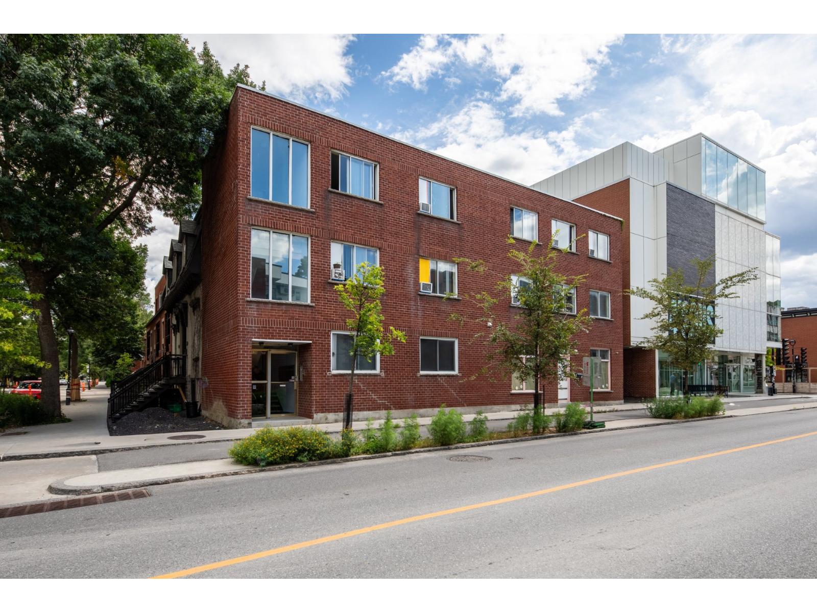 118-120 Av. Des Pins E. Property Photo 23