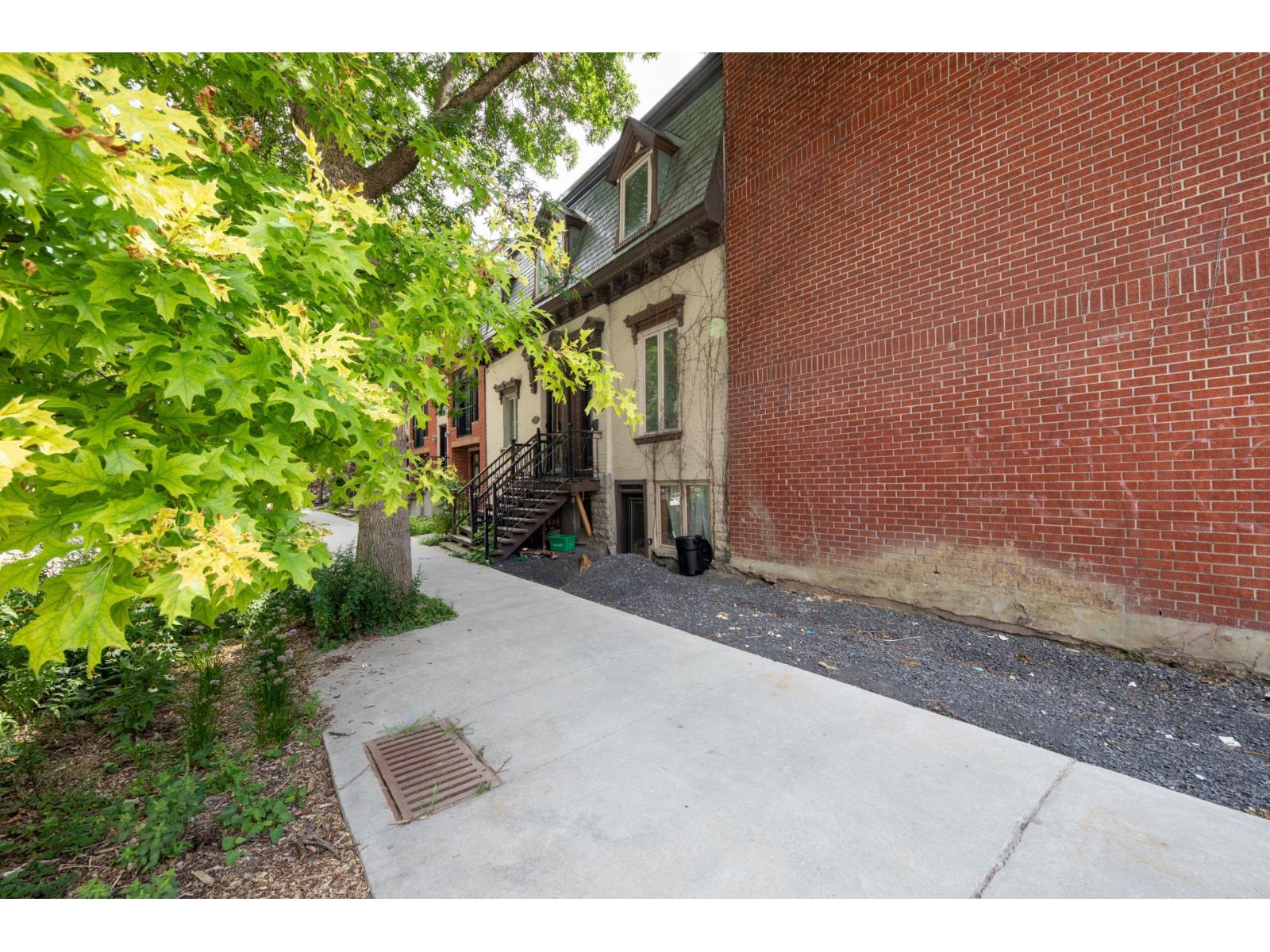 118-120 Av. Des Pins E. Property Photo 27