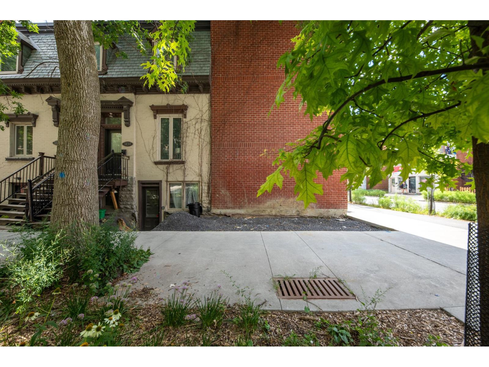 118-120 Av. Des Pins E. Property Photo 29