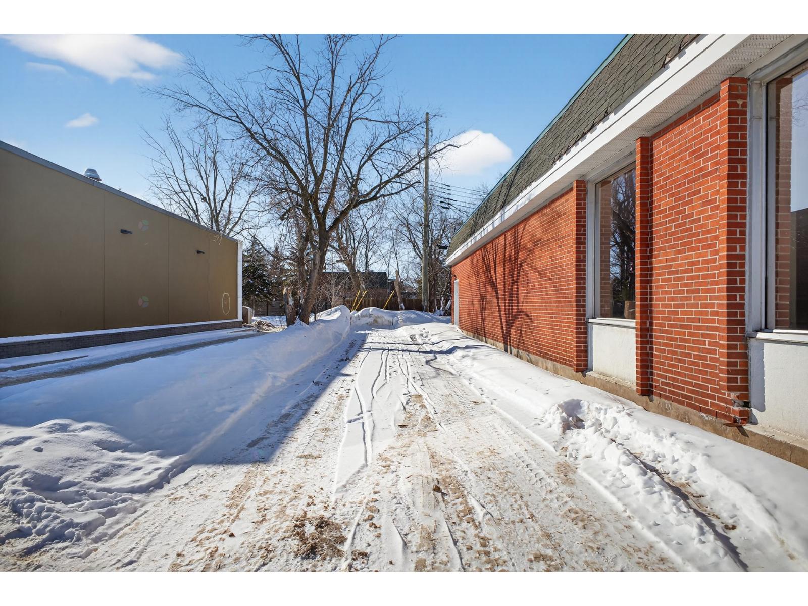 2966 Boul. St-charles Property Photo 22