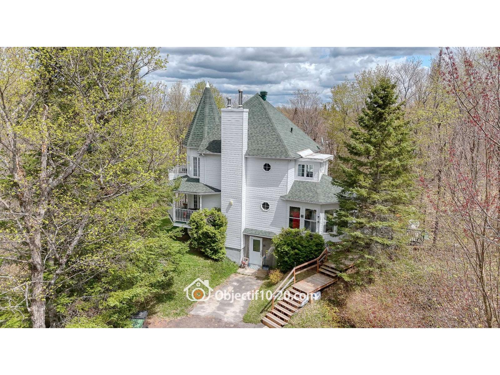 129-131 Ch. Des Faucons Property Photo 2