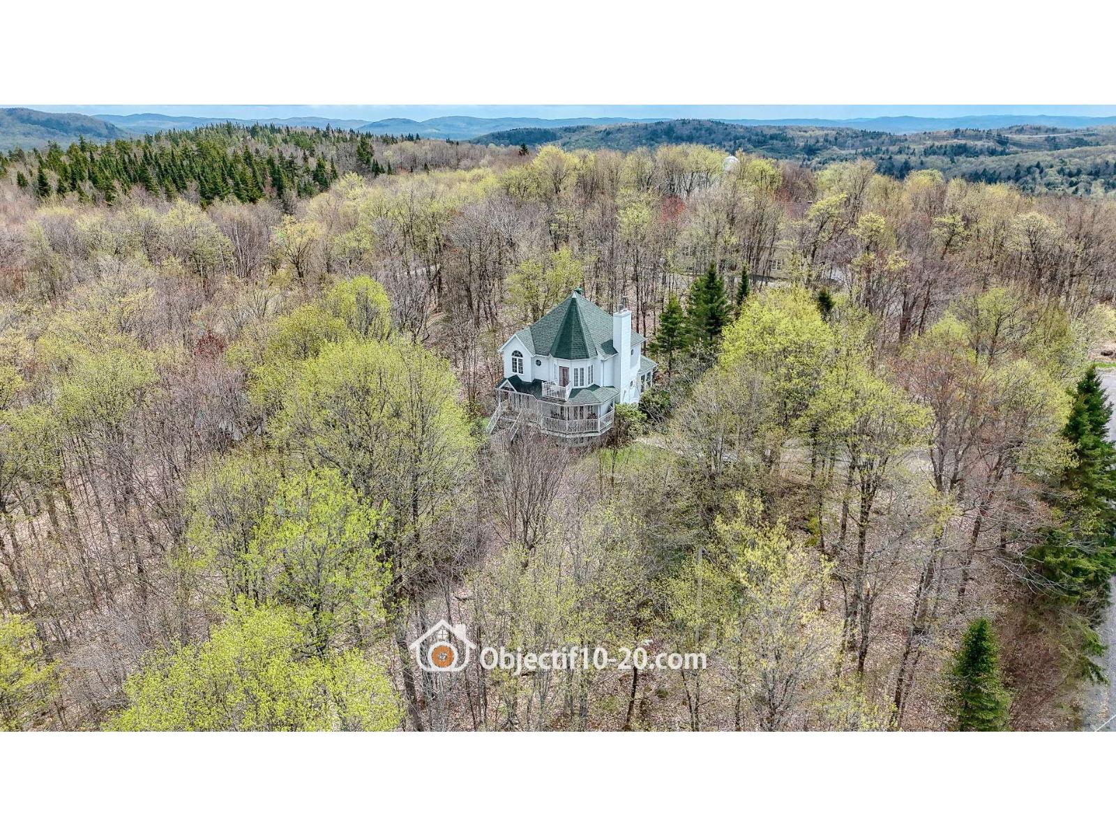 129-131 Ch. Des Faucons Property Photo 40