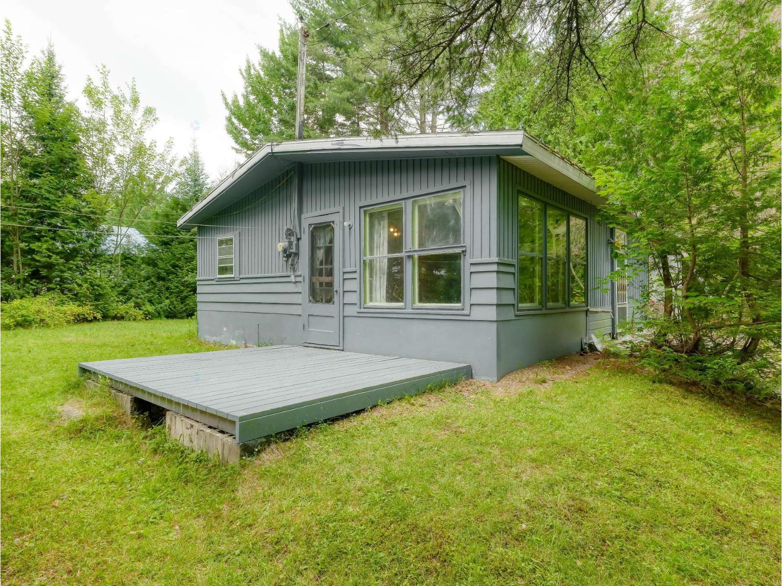 841 Av. Des Sapins Property Photo 1