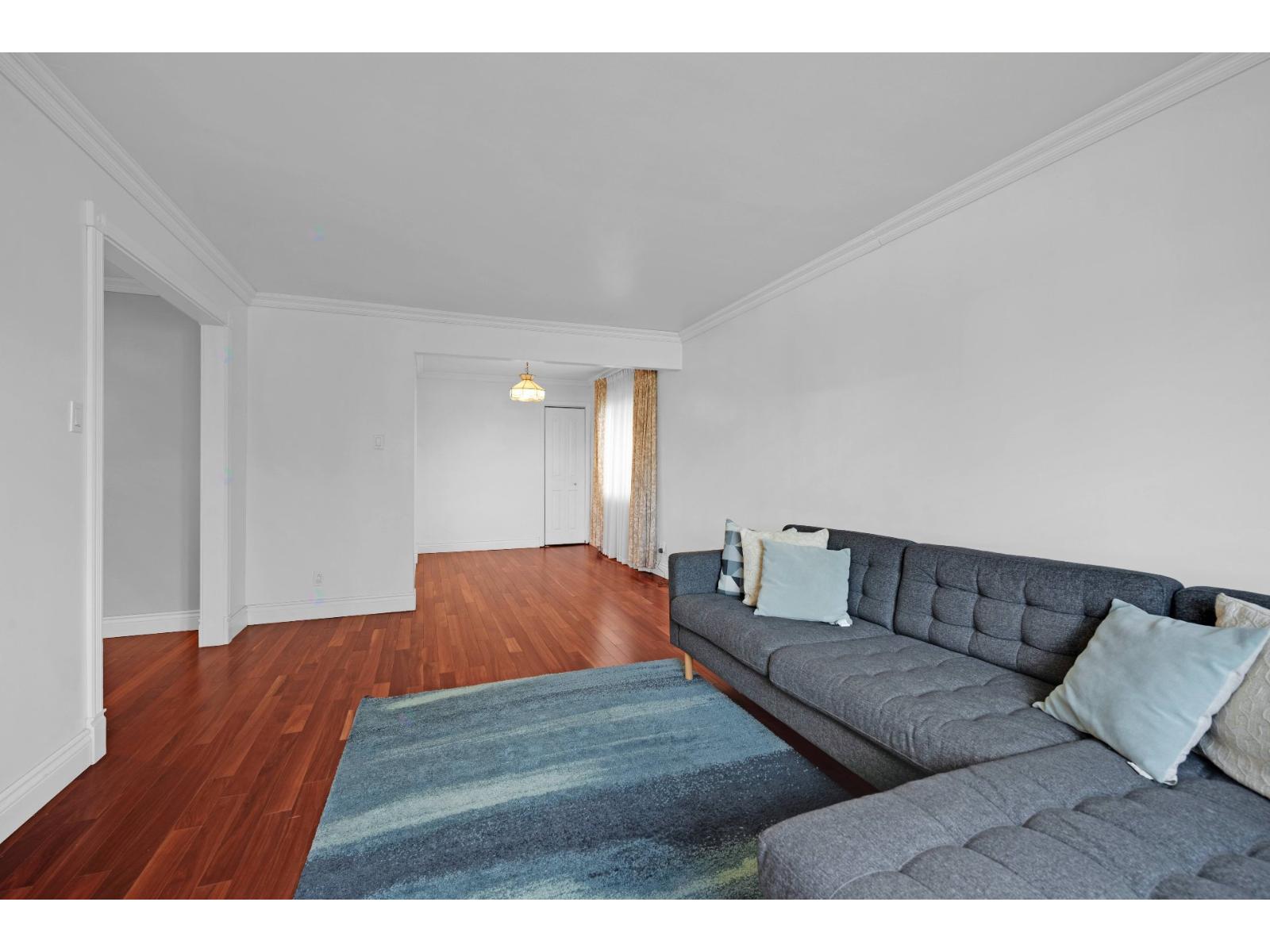 48 Av. Aurora Property Photo 3