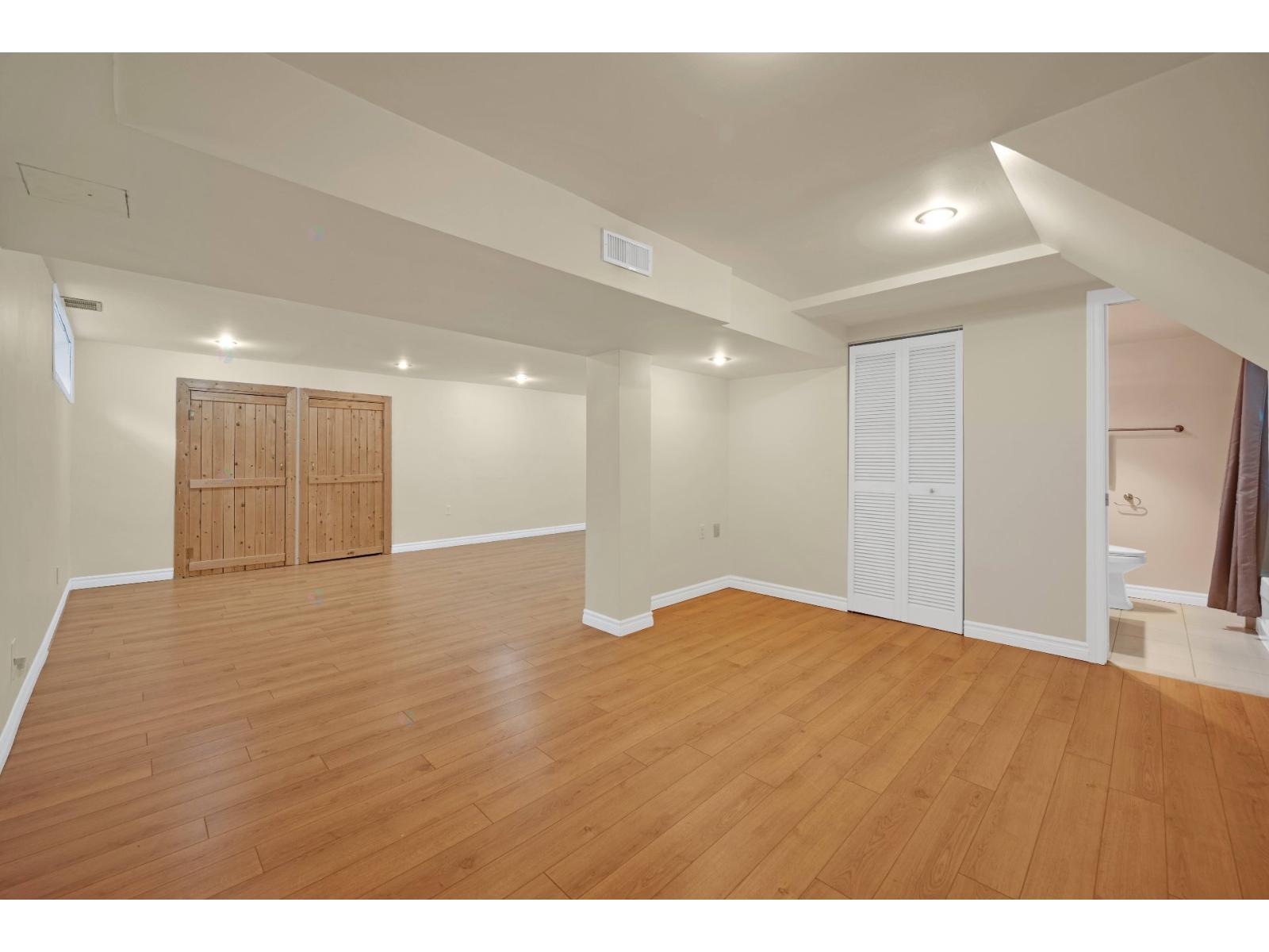 48 Av. Aurora Property Photo 18