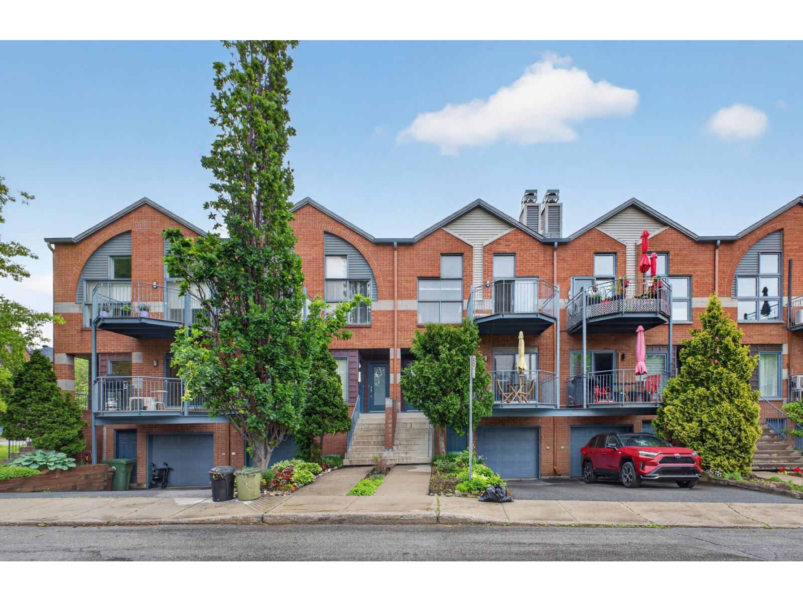 3385 Rue J.-A.-Descarries Property Photo 1