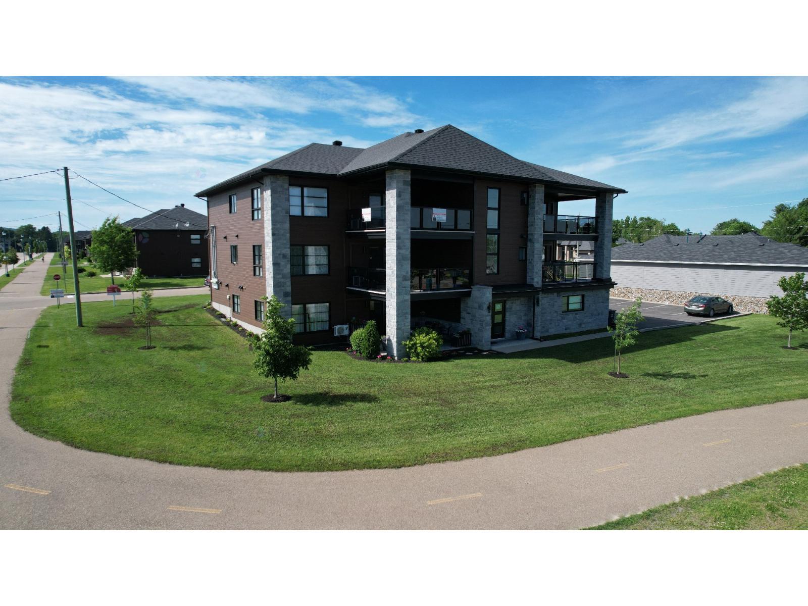 1006 Rue Bissonnette Property Photo 1