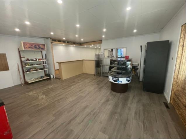 9090-9092 Av. Pierre-de Coubertin Property Photo 5