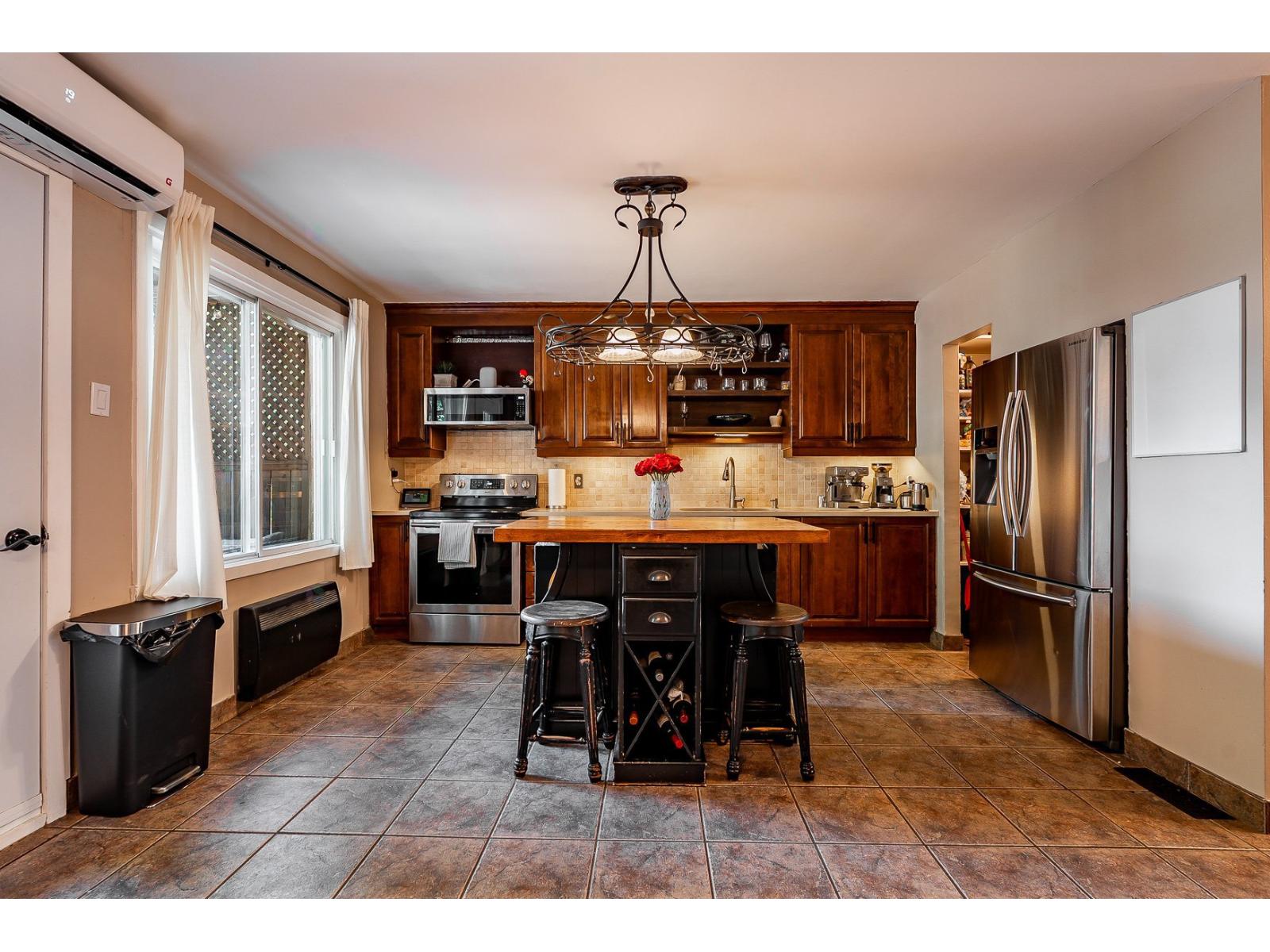 537-539 8e Avenue Property Photo 10