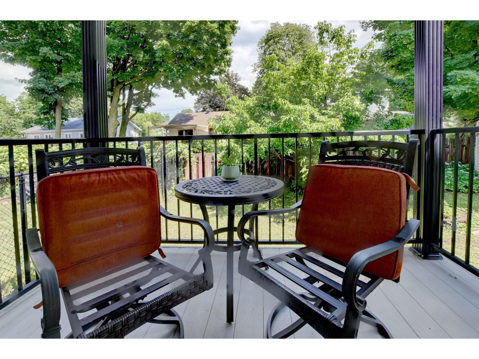 293-295 23e Avenue Property Photo 24