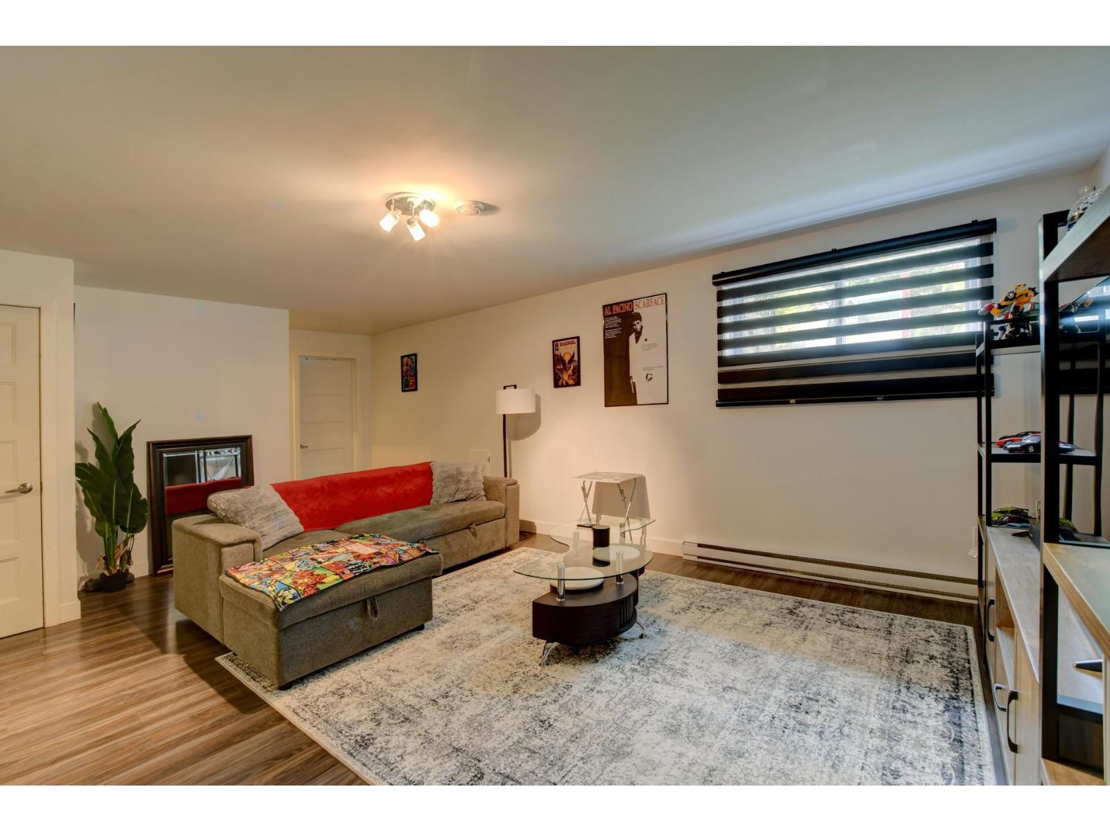 293-295 23e Avenue Property Photo 25